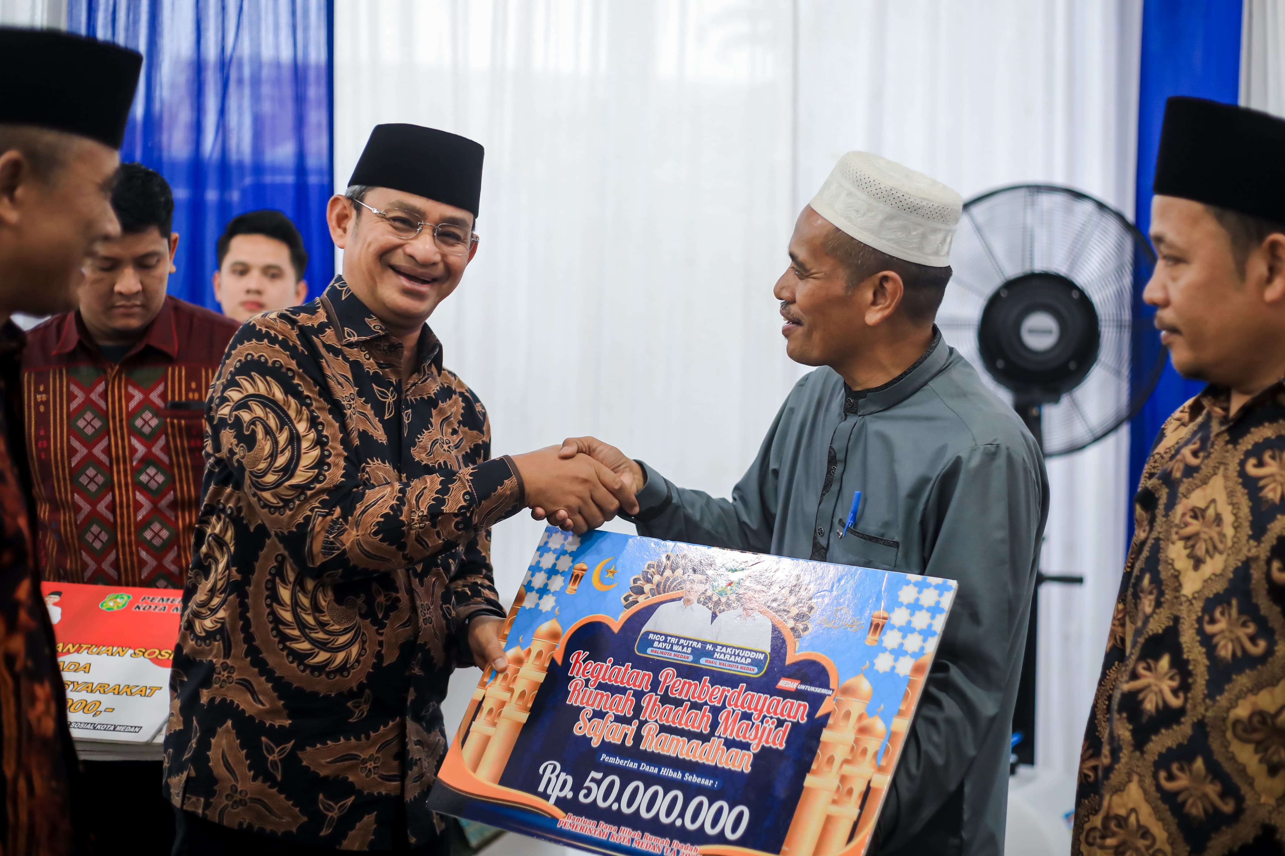 Lanjutkan Safari Ramadhan, Sekda Serahkan Bantuan untuk Masjid Silaturahim Medan Polonia