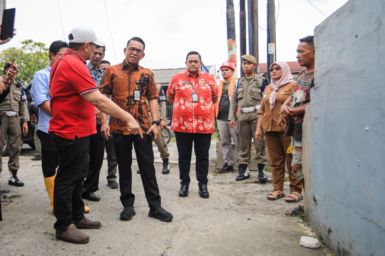 Tinjau Pinggiran Sungai Deli Yang Tergerus, Zakiyuddin Harahap Minta Segera Dibangun Bronjong
