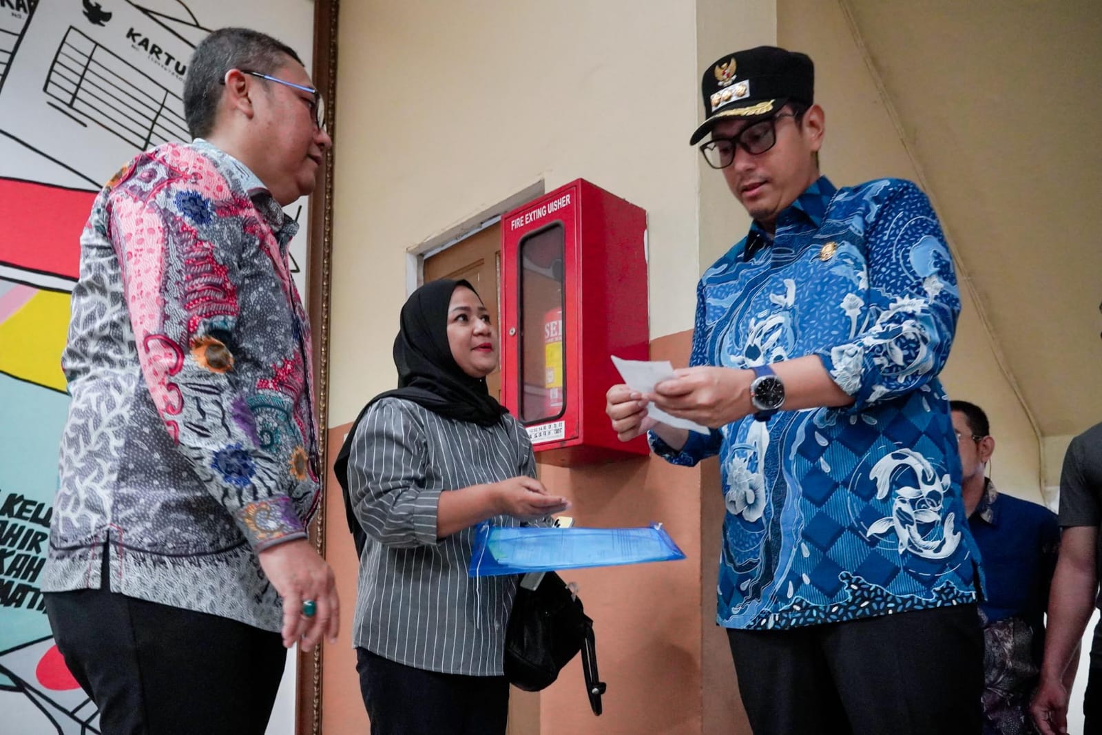 Tinjau Disdukcapil, Rico Waas Instruksikan Layanan Jemput Bola untuk Korban Banjir