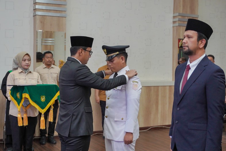 Kali Pertama, Rico Waas Lantik 4 Pejabat Administrator, Begini Pesannya